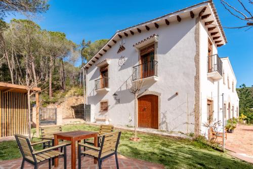 Can Ginebre Apartment | Experience La Terraza: Elegant Apartment in Catalan Masia