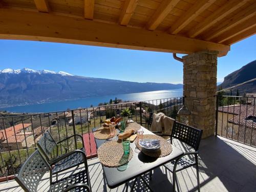 Aer Apartment | Discover La Terrazza sul Lago: 4-Star Getaway with Pool