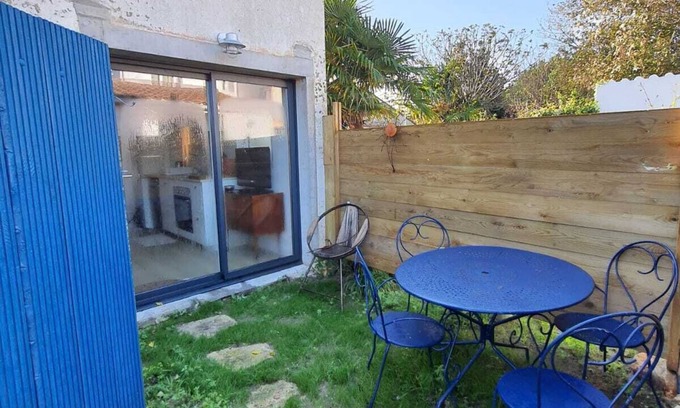 La Remigeasse House | Cozy La Ti'cabane Near the Ocean with Family-Friendly Perks