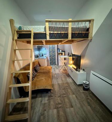 Angouleme House | Cozy La Tiny Studio with Free Parking & High Guest Ratings