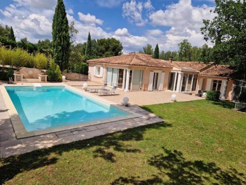 Cadenet Apartment | Relax at La TISSONNIERE: 4-Star Spa & Pool Retreat