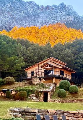 Castellar del Riu Ski Chalet | Discover El Refugi de la Torre Espinalbet - 4-Star Retreat