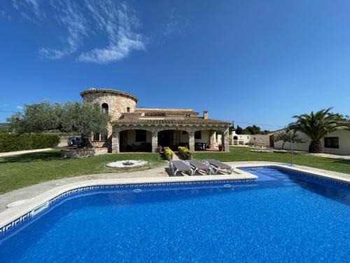 L'Ampolla House | Discover La Torre: Pet-Friendly Retreat with Pool & High Rating