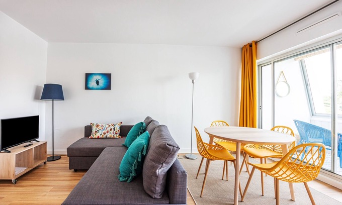 Bernieres-sur-Mer Apartment | Oceanfront Bliss at La Tortue Joyeuse with Spa Amenities