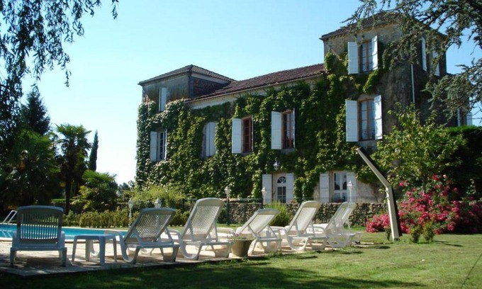 Betbezer-d'Armagnac House | Discover Comfort at La Tour du Manoir: Pet-Friendly Stay