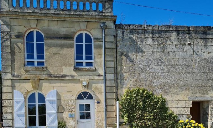 Septmonts House | Cozy La Tour L'évêque Gite: Family-Friendly Stay Near Soissons