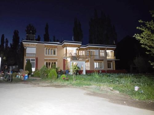 Hundar House | Cozy LA-TSAS Guest House: Family-Friendly with Breakfast