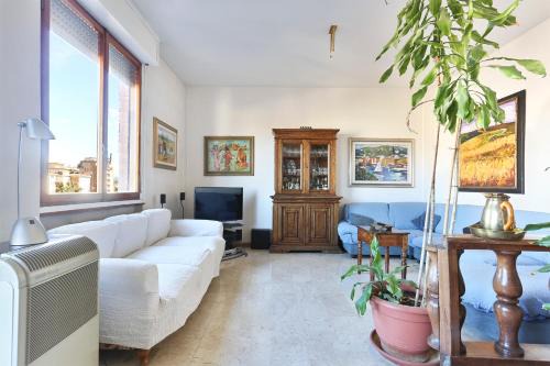 San Jacopino Apartment | Cozy Retreat in Florence with Private Parking for Families