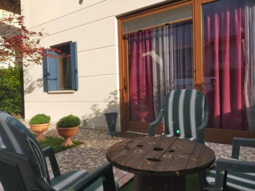 Fontanafredda House | Beautiful Garden Retreat: Guest Rated 9.4 with Hot Tub