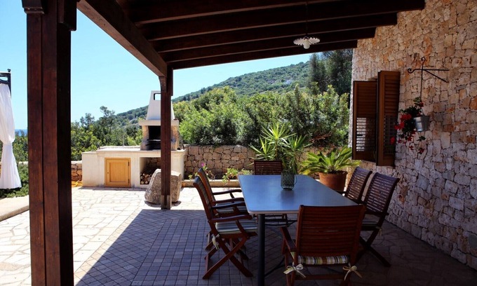 Corsano Apartment | Pet-Friendly La Varchiceddra: Ocean View & Breakfast Awaits