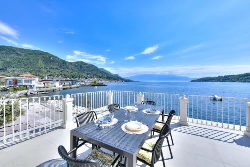 Salo Apartment | Experience La Vela Deluxe: Oceanfront Family Getaway