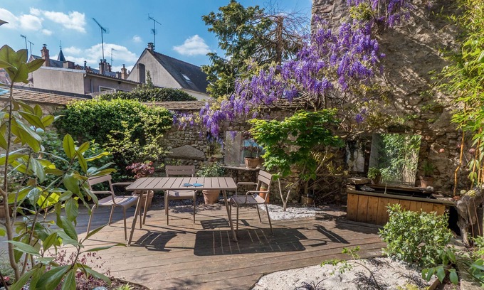 Nemours House | Relax at La Verrière du Baron Gréau with Pool and Breakfast