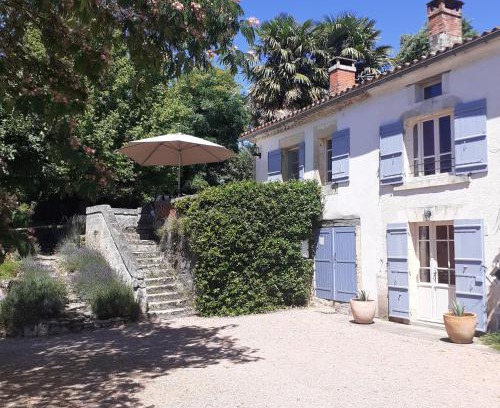 Villars Bed & Breakfast | Relax at La Verte Dordogne with Oceanfront Views & Pool