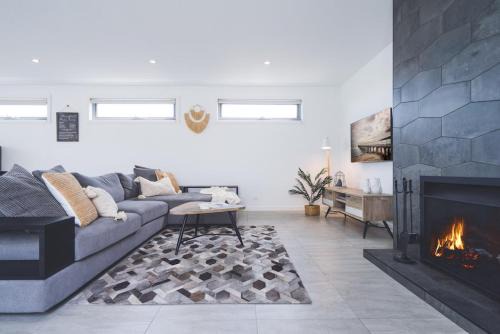 Dromana House | Relax at La Via Del Mare with Oceanfront Views & Free Sunday