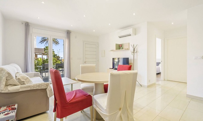Empuriabrava Apartment | Experience La Vida Sin Limites with Ocean View & Spa