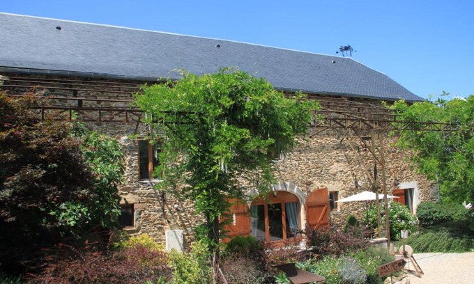 Previnquieres House | La Vieille Grange: Poolside Retreat with Ocean Views