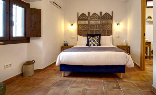 Canillas de Aceituno Bed & Breakfast | Relax at La Vieja Botica: 4-Star Oceanfront Retreat