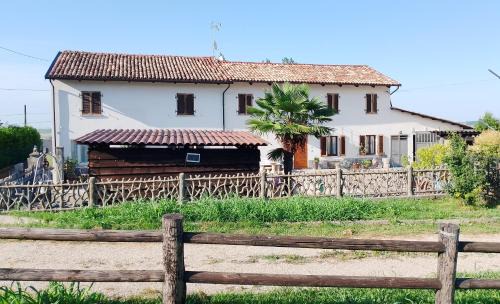 Montegrosso dʼAsti House | Cozy La Vigna: Pet and Child Friendly Retreat