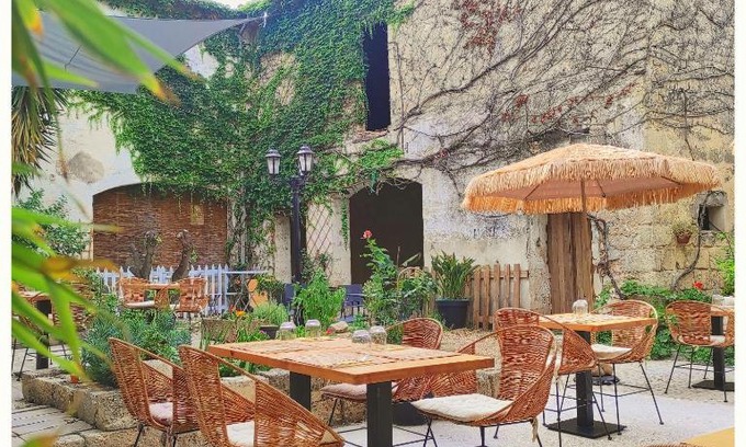 Vauvert Bed & Breakfast | Beautiful La Vigneronne des Costières with Ocean View Pool