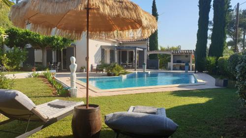 Cuers Bed & Breakfast | La Villa d'Olivène: Oceanfront Retreat with Pool & Views