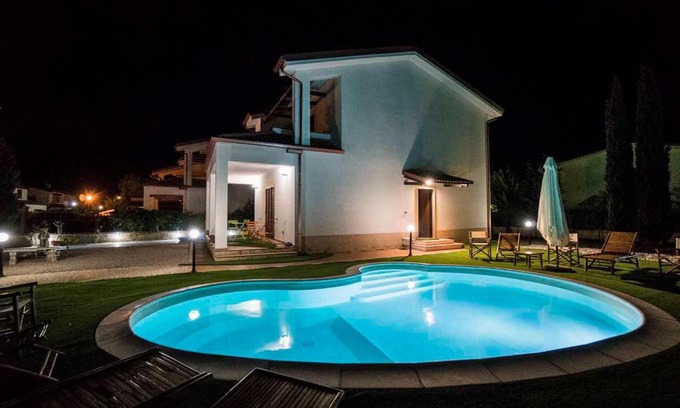 Crotone Villa | Exclusive Stay at La Villa B&B: 4-Star with Pool & Hot Tub