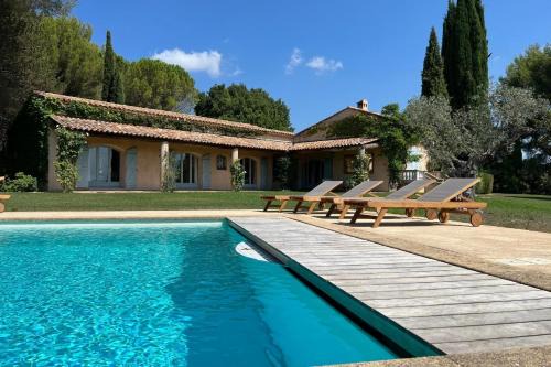 Pontes Villa | Discover Villa La Source: Pet-Friendly Retreat in Aix