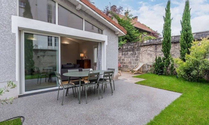 8th Arrondissement House | Relax at La Villa Sassolini Ré: Spa and Family-Friendly Stay