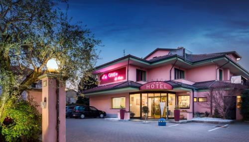 Ivrea Hotel | Pet-Friendly Comfort at La Villa - Sure Hotel Collection