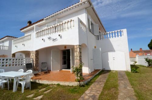 L'Escala House | Relax at La Vinya 02: Family-Friendly with Pool Access