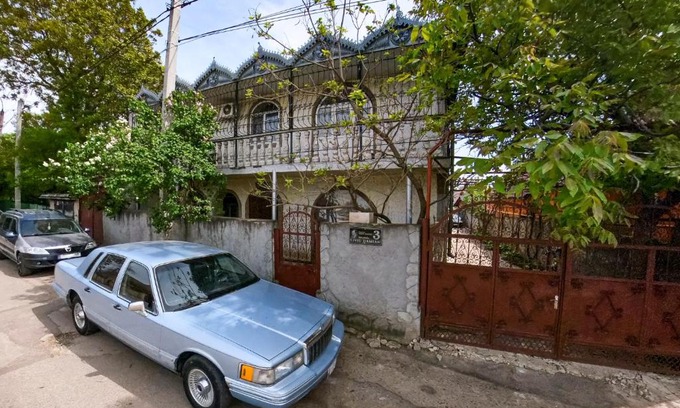 Riscani House | Inviting La Vitalie Guest House: Pet Friendly & Hot Tub Access