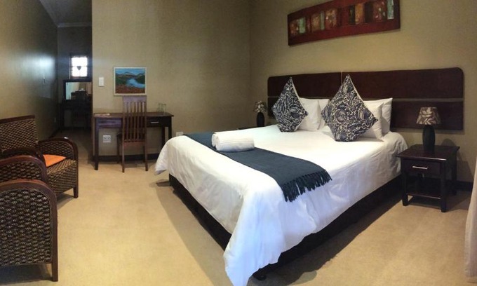 Lanseria Cabin | Comfortable Stay at La Vue Guesthouse with Pool & Breakfast