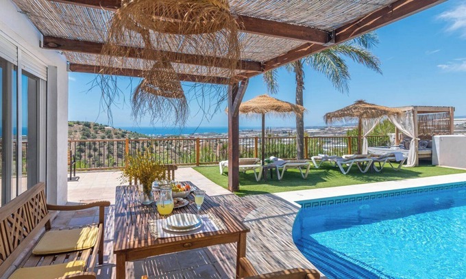 Algarrobo Villa | Discover La Yedra Algarrobo: Poolside Luxury & Ocean Views