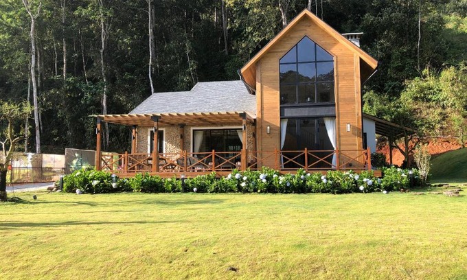 Lac Duong Hotel | Cozy LAAN Retreat in DaLat with Hot Tub & Breakfast