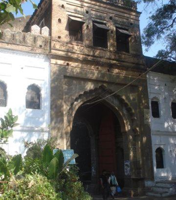 Maheshwar Cabin | Cozy Labboo'z Café and Lodge with Family-Friendly Dining