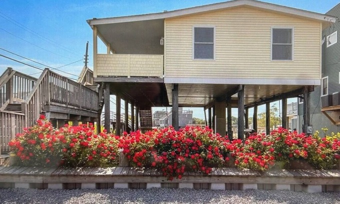 Mud City House | Oceanfront Oasis: Bridge to Long Beach Island Awaits