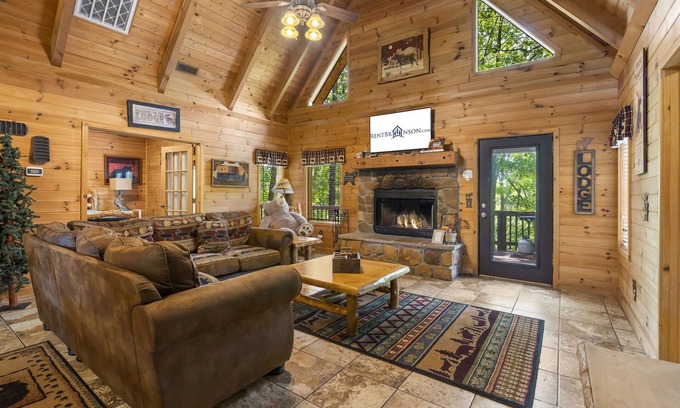 Branson Cedars Cabin | Rustic Log Cabin Retreat with Hot Tub Near Big Cedar