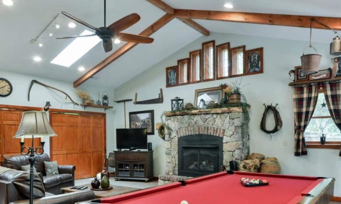 Blue Eye House | Idyllic Carriage House with Hot Tub and Pool Table
