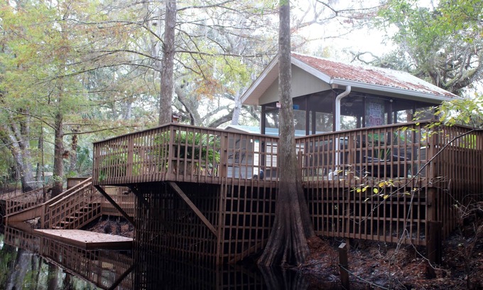 Dunnellon House | Explore Rainbow River: Pet-Friendly Escape with Kayak Access