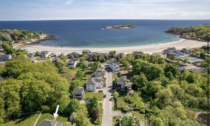 Magnolia House | Dog-Friendly Retreat Near Beach, Shops & Restaurants