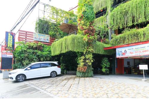 Panakkukang House | Cozy Labuana Homestay & Cafe Garden: Family-Friendly Retreat