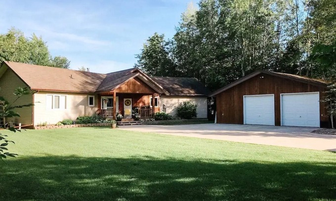Lac du Bonnet Cottage | Discover Lac du Lakehouse: Waterfront 3BR Family Retreat