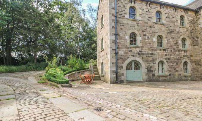 Longnor Apartment | Romantic Lacewood Cottage with Garden in Longnor