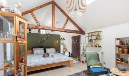 Burdinne Bed & Breakfast | Discover LaChambre2: A Unique Stay with Restaurant Access
