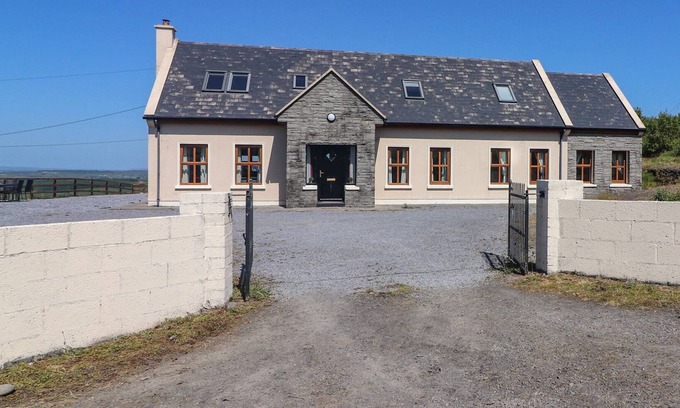 Murroogh Cottage | Pet-Friendly LACKAMORE with Garden in Lahinch, County Clare
