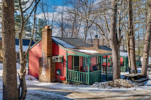 Weirs Beach Apartment | Cozy Laconia Studio with Porch - Steps from Weirs Beach!