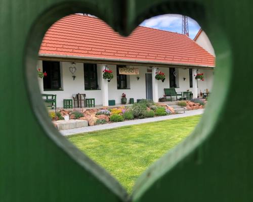 Csolnok House | Kid-Friendly Retreat at Ladislaus Schnaps-Haus Falusi Vendégház