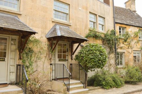 Winchcombe House | Inviting Lady Jane Grey: Family-Friendly with Breakfast Included