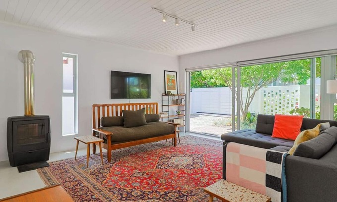 Voelklip Cottage | Ladybird: Ideal Retreat for Digital Nomads by the Ocean