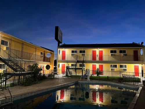 Johnson City Hotel | Family-Friendly Stays at Hill Country Inn with Pool Access