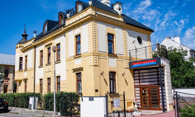 Olomouc Hotel | Pet-Friendly Lafayette Hotel with Top Amenities & 9/10 Rating